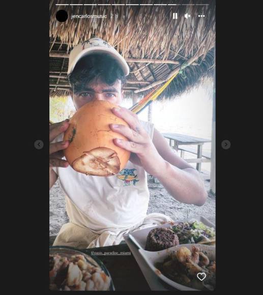 En algunas imágenes que ha compartido en su cuenta de Instagram, se le puede ver tomando agua de coco y disfrutando de la gastronomía hondureña. 