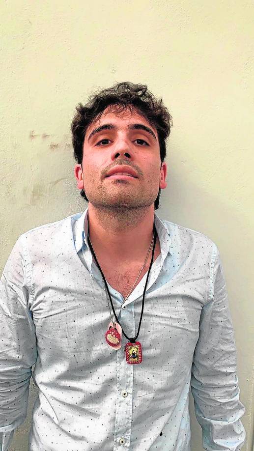 Julio Veredín Sena Velázquez, juez Séptimo de Distrito de Amparo en Materia Penal, informó que detectó que la firma plasmada en la nueva demanda de garantías no es igual a la estampada en otros amparos promovidos por el hijo del capo Joaquín El Chapo Guzmán.