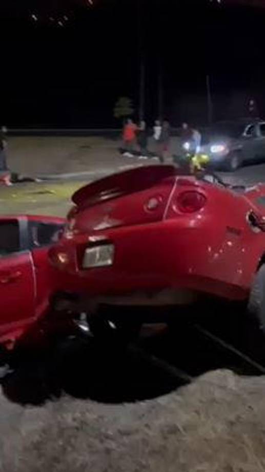 “Se dirigían hacia la residencial Francisco Morazán, cuando el conductor perdió el control del automóvil ocasionando inmediatamente la muerte de las dos féminas”, dice el reporte de Tránsito.