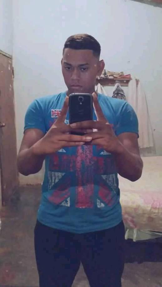 El mismo estaba sin zapatos, envuelto en una especie de sábana y habría sido dejado allí por los responsables de quitarle la vida. 