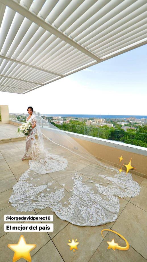 La pareja del cantante presumio su ajuar en sus redes sociales. 