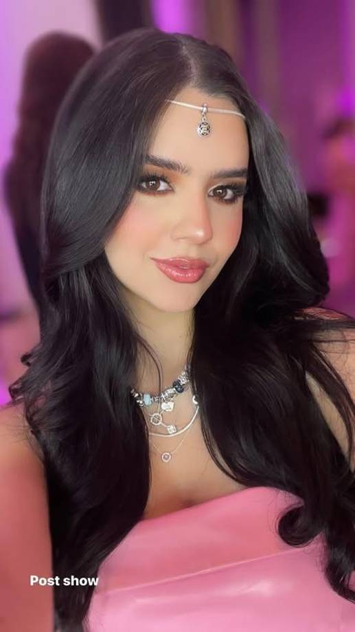 En Tailandia ya es de madrugada, pues son 13 horas de diferencia, y el color rosa fue el protagonista de este evento realizado en la noche del 27 de noviembre. Acá se ve a Zu luciendo las joyas de Pandora de manera muy original, además de compartir que hubo un desfile de pasarela donde todas participaron presumiendo sus espectaculares looks.