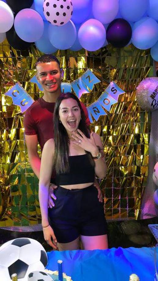 La linda chica Daniella Zavala contraerá matrimonio con el mediocampista hondureño Kervin Arriaga. Su felicidad era evidente tras el pedido de mano.