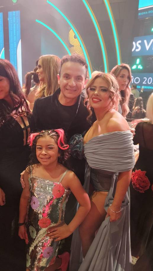 Madre e hija junto con el artista colombiano Fonseca.