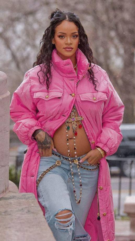 Rihanna anunció su embarazo a inicios del 2022 y este fue el outfit que impactó a sus fans, un estilo urbano, sencillo pero dulce con el color rosa y el cabello suelto.