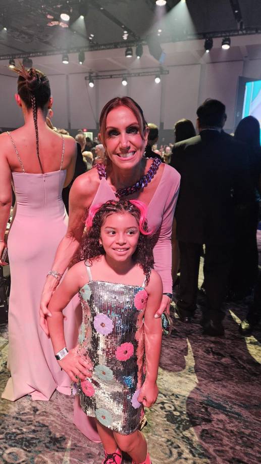 La pequeña cantante Mía posa junto con la querida Lili Estefan, del programa “El Gordo y La Flaca”.