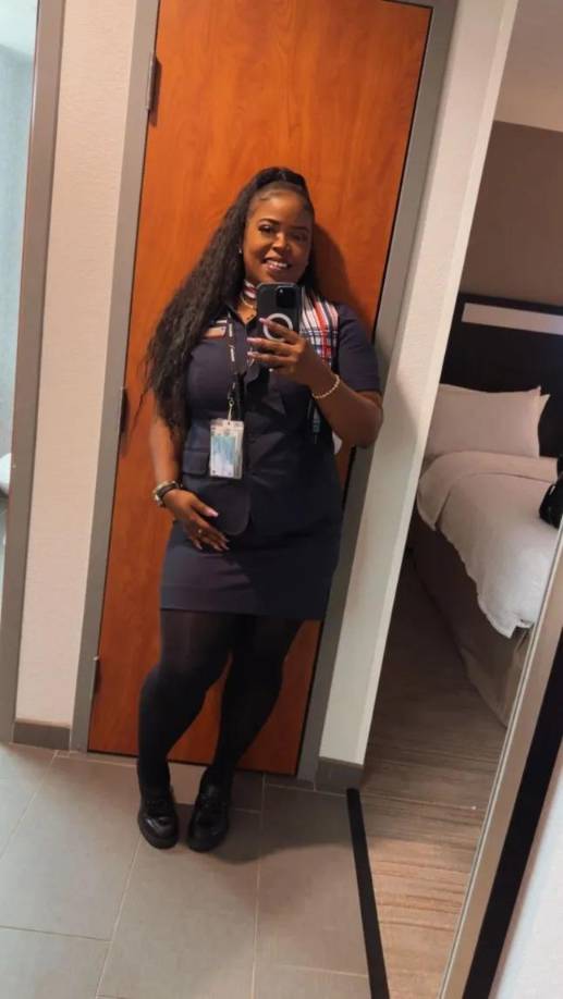 La azafata ha sido identificada como Danasia Elder. “RIP Danasia Brown”, escribió una de sus amigas en Facebook, haciendo referencia a su apellido de casada. “Nunca pensé que vería esas letras al lado de tu nombre”. 