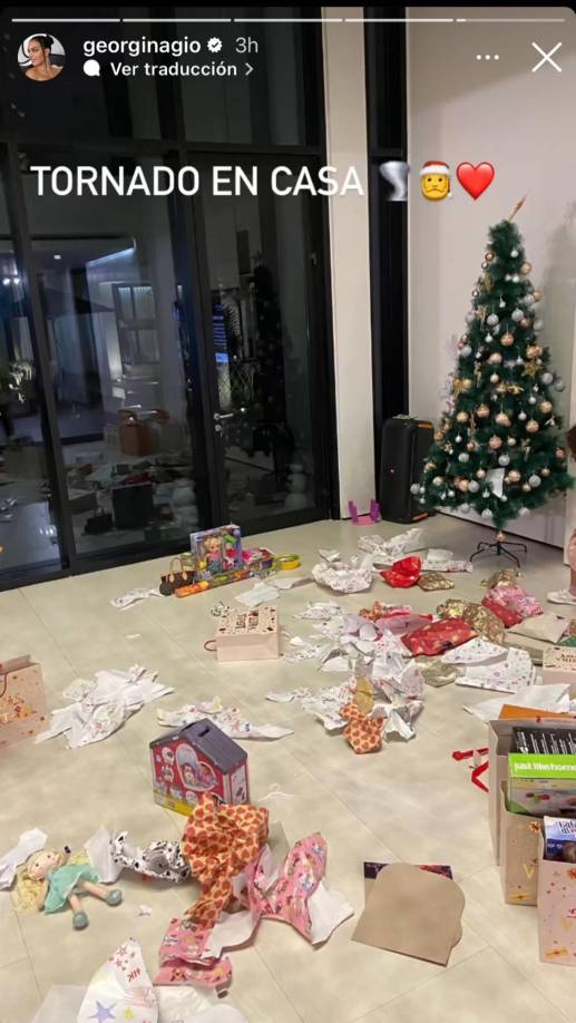 Posteriormente, fue el momento de abrir los regalos. Los hijos de la pareja dejaron todo tirado y la modelo escribió: “Tornado en casa”. Cabe señalar que Cristiano y Georgina disfrutan de la navidad en Arabia Saudita, donde el futbolista juega con el Al Nassr.