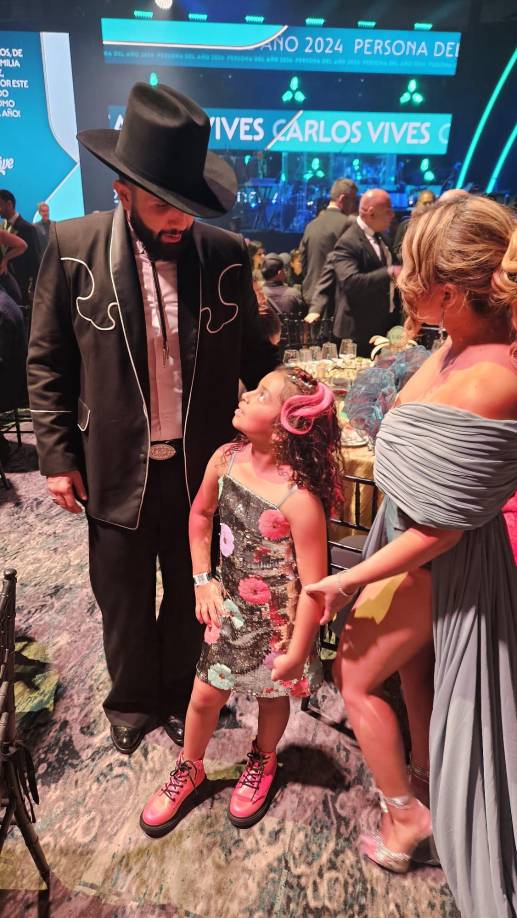 Carín León es otro de los famosos que se fotografía con Marcela y la pequeña Mía.