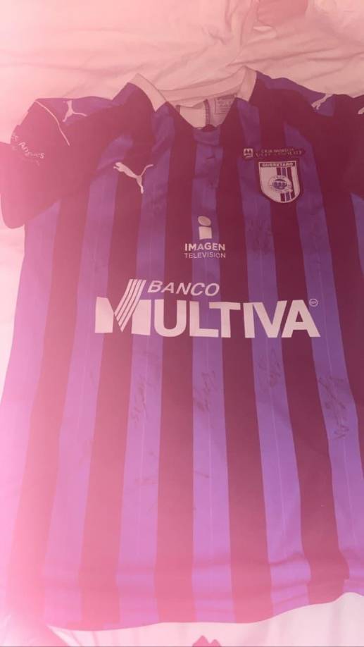 “La camisa está autografiada. Si llega a ver esta publicación, con gusto, se la regreso. Es esta, al chavo lo recuerdo muy bien”, escribió la joven, quien adjuntó una imagen de la playera que le salvó la vida en Querétaro.