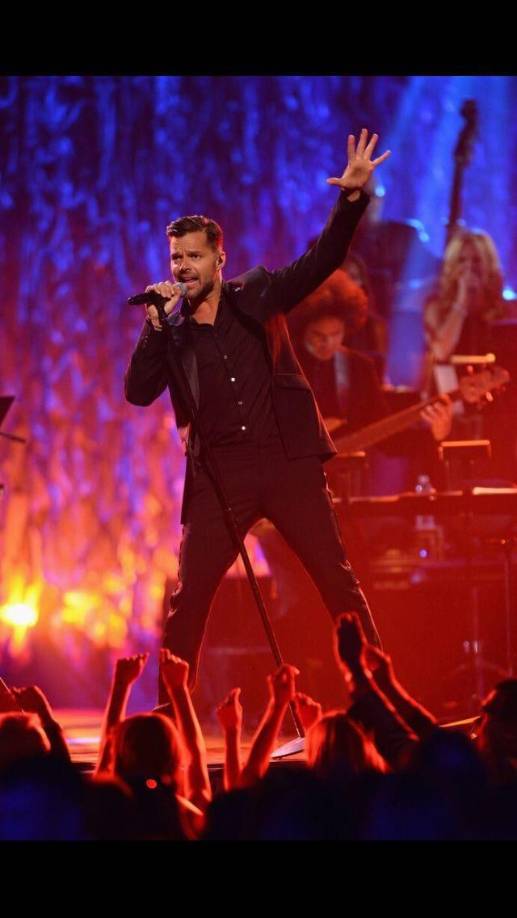 Luego de la publicación del artista, las redes sociales explotaron por la sorpresa de esta colaboración tan inesperada.