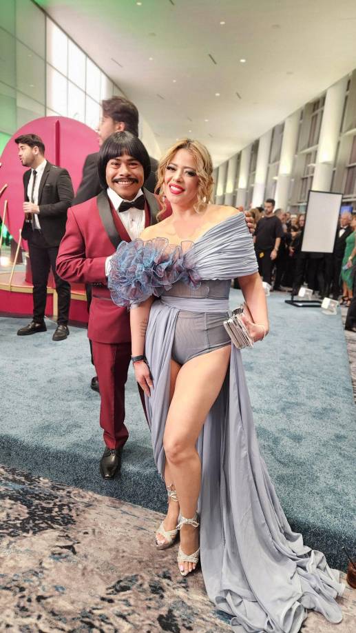 Presentadora hondureña entre las estrellas en los Latin Grammy 2024