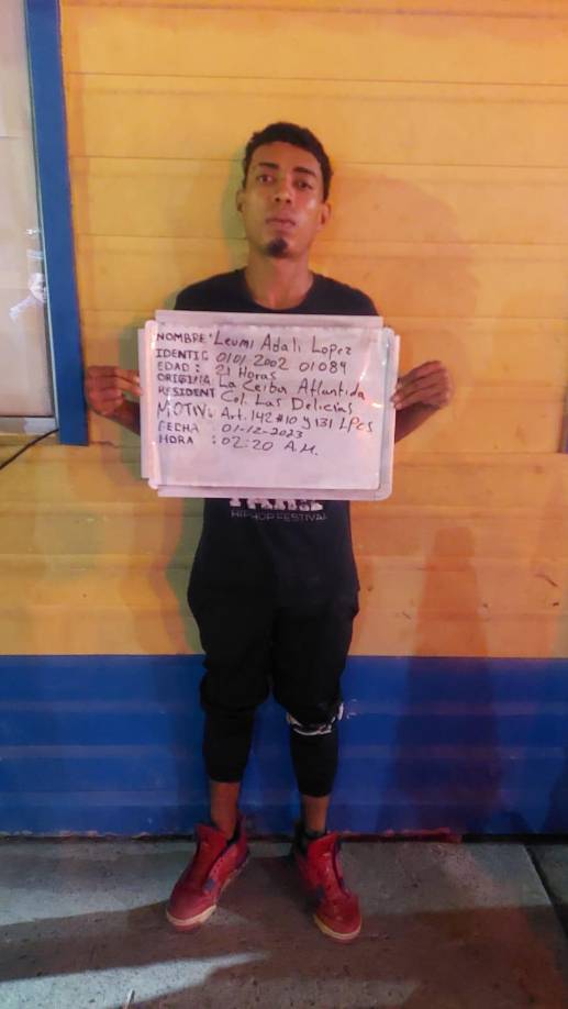 El joven detenido responde al nombre de Leumi Adalí López, de 21 años de edad. 