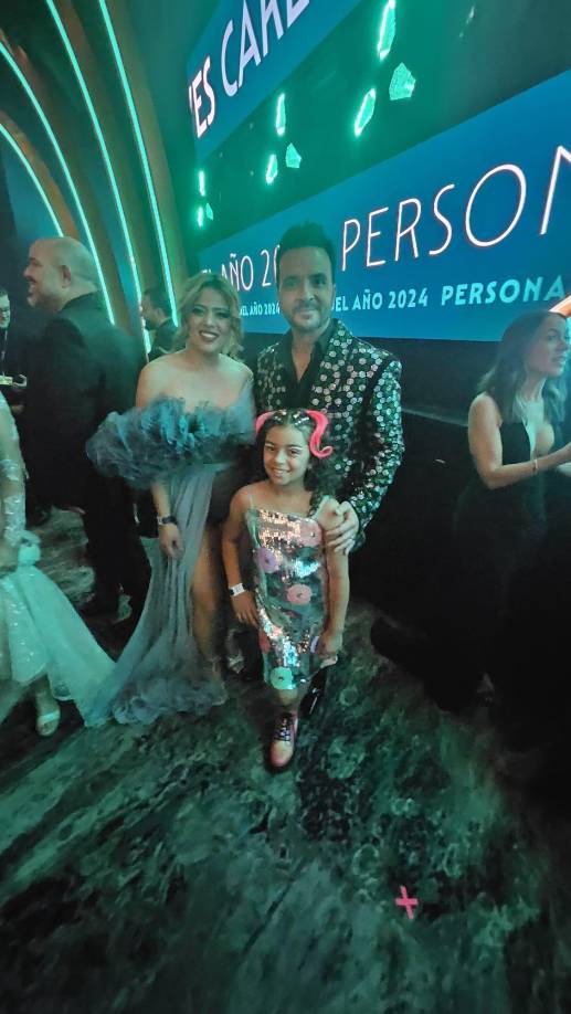 Marcela también capturó este momento con el artista boricua Luis Fonsi.