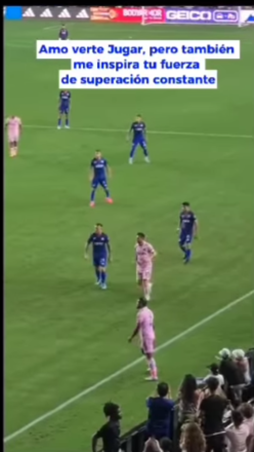 “Amo verte jugar, pero también me inspira tu fuerza de superación constante”, se leía durante las imágenes del pequeño con los carteles.