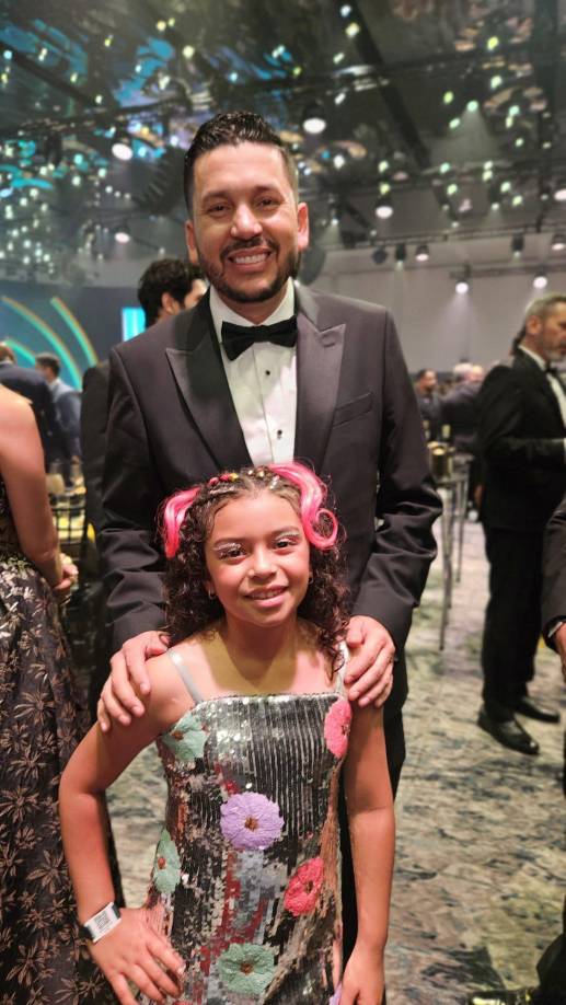 La pequeña hija de Marcela González junto a Luis Ángel “ El Flaco”, cantante de música Regional Mexicana, y uno de los nominados de la gala.