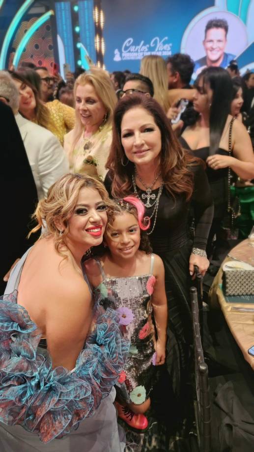 La familia González posó también con Gloria Estefan.