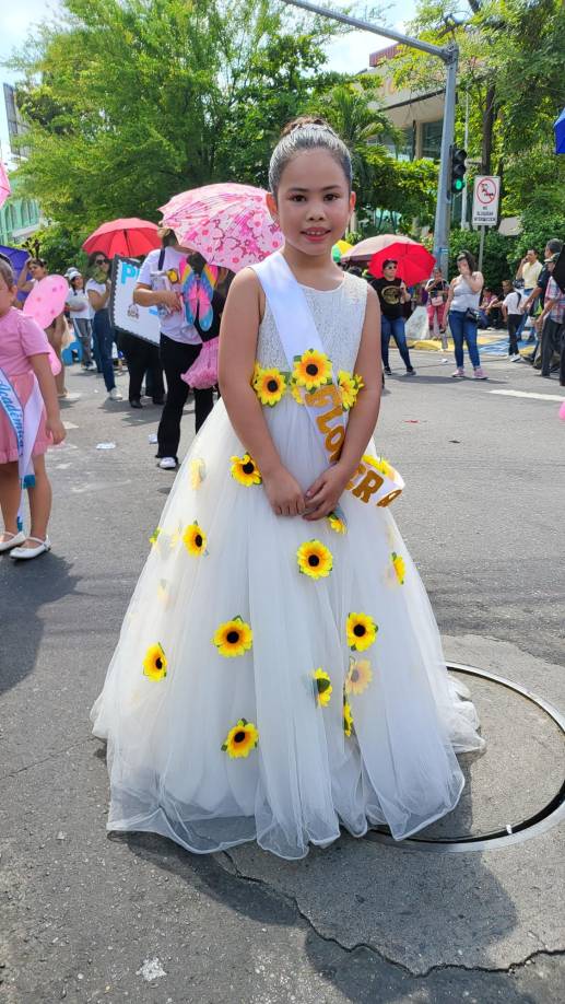 Sandra Gabriela Borje Juárez, del instituto Las Vegas, luciendo un vestido adornado con girasoles.