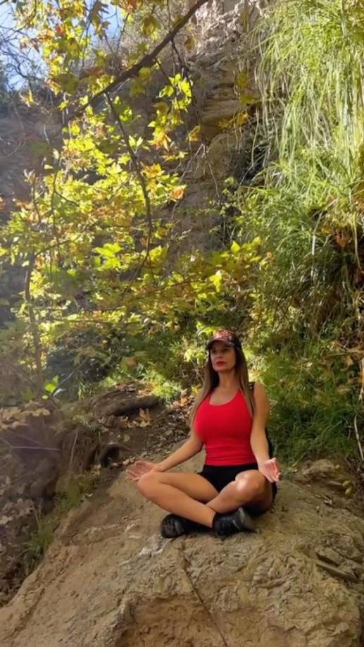 “Vas hablando y hablando, muy simpático y muy divertido. Cuando nos íbamos nos dijeron que a lo mejor se iban a algún otro sitio después. Entonces el amigo me dijo que le pasara mi teléfono”, explicó Yola Berrocal, que quiso recalcar que fue Cristiano Ronaldo el que se fijó en su compañera Sonia Monroy