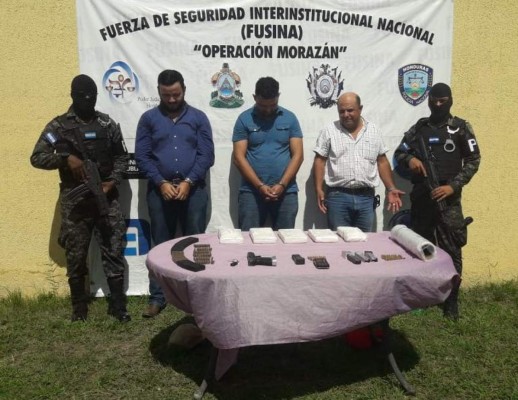Capturan a tres hombres en posesión de cinco kilos de cocaína en Copán