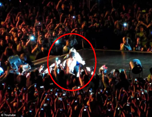 Beyoncé se cae del escenario por culpa de un fan