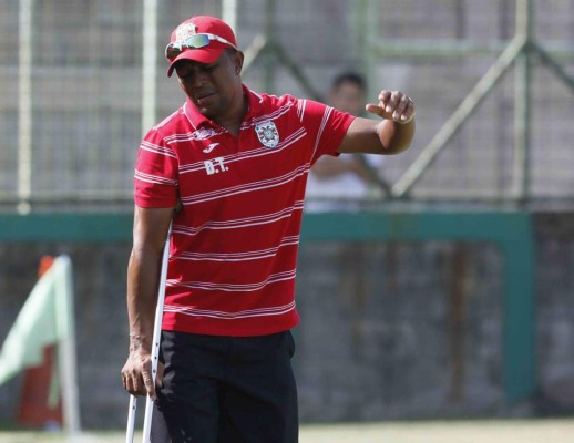 Carlos Pavón dirige en muletas