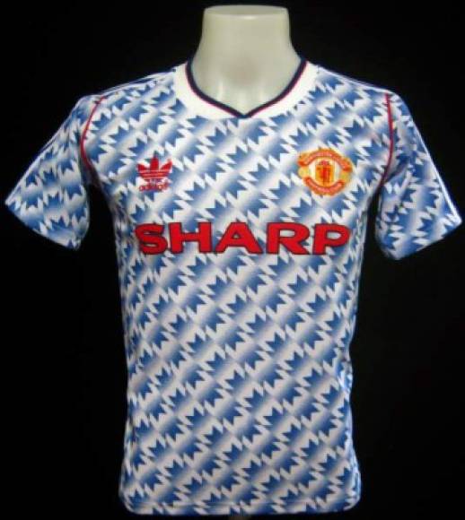 Camiseta del Manchester United 1990-91. Pese a que la década de los noventa fue una gran época para el Manchester United, la elástica con la que empezaron en la 1990/91 no era la más 'aconsejable' para el deporte rey. Criticada, sí, pero la mantuvieron un año más.