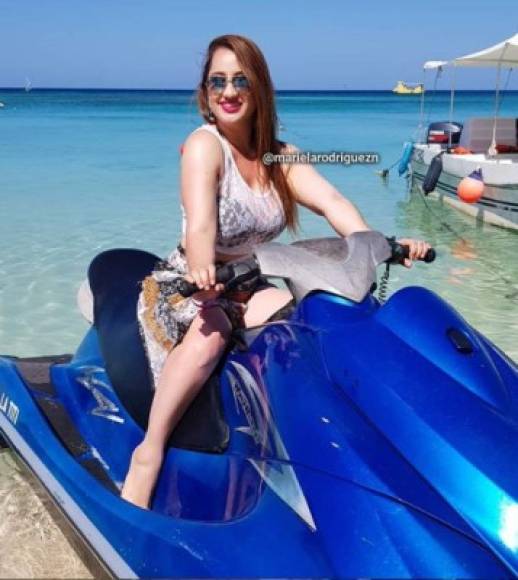 La presentadora de canal 11, Mariela Rodríguez colgó fotos disfrutando de la hermosa isla de Roatán.