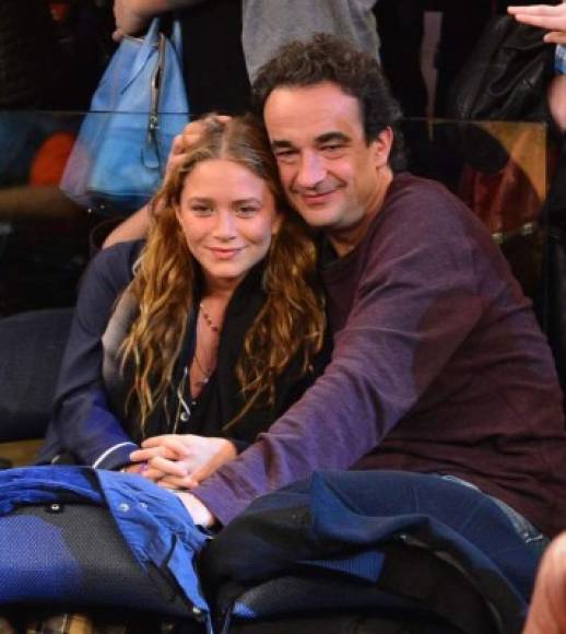 Mary Kate Olsen y Olvier Sarkozy son una de las parejas que más ha intrigado a la prensa amarilla y a la alta sociedad de Nueva York.<br/><br/>Ella es 16 años menor y tiene la estatura de la de hija de él, Margot (de 12) .<br/><br/>Ellos contrajeron matrimonio después de tres años de relación y año y medio de compromiso.<br/>