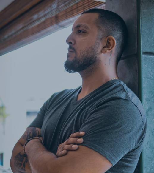 “Lo que llevaba eran 5.7 gramos, efectivamente era para mi consumo. Una persona que por 5.7 gramos esté durmiendo al lado de alguien que haya matado tres o cuatro veces”, cuestionó el joven durante el programa.