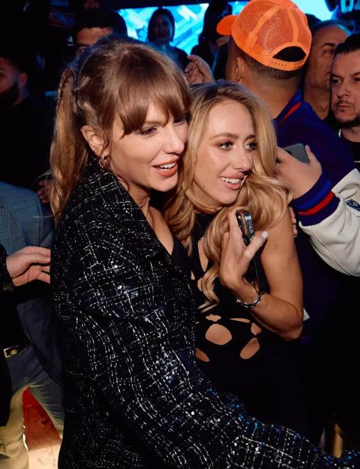Asimismo, se vio a Taylor abrazando a Brittany Mahomes durante el “after party”, como muestra de una amistad y celebración.