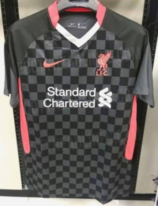 La tercera camiseta del Liverpool es negra, con cuadros, y con detalles en rosa. Esta equipación ha causado un gran enfado en aficionados del conjunto red.