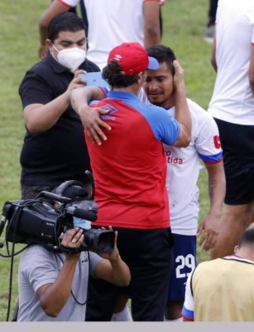 Pedro Troglio se abrazó con Germán 'Patón' Mejía, quien no pudo contener las lágrimas de felicidad.
