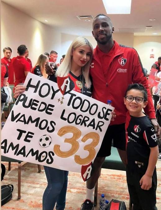 La bella esposa de Julián Andrés Quiñones, Ana Gabriela, sorprendió a su pareja con una pancarta con un mensaje especial de apoyo al futbolista previo al inicio del partido.