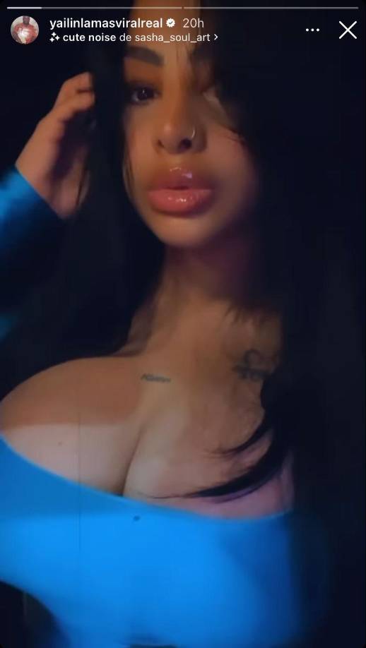 Porta un ajustado vestido azul con un pronunciado escote.