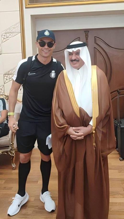 Cristiano Ronaldo posando con el embajador de Arabia Saudita en Irán. Nadie quiere perderse una foto con el luso.