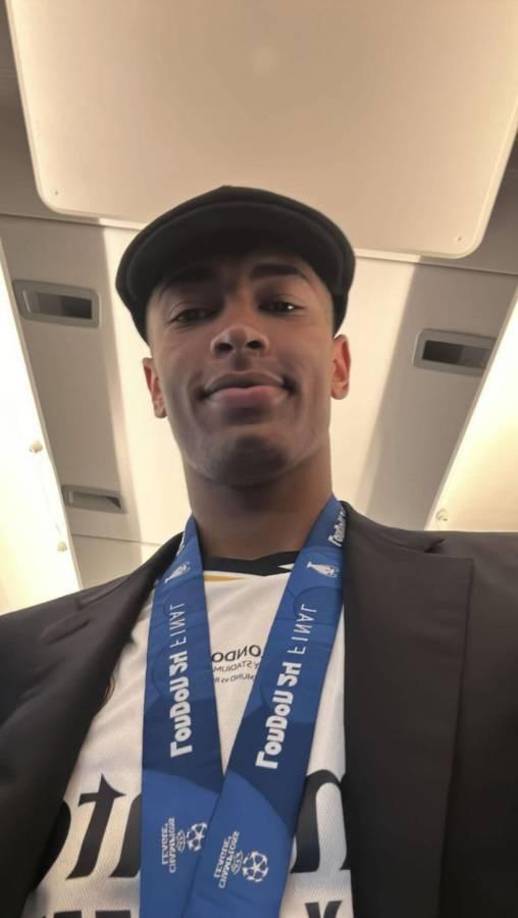 Jude Bellingham al puro estilo inglés celebrando la Champions League.