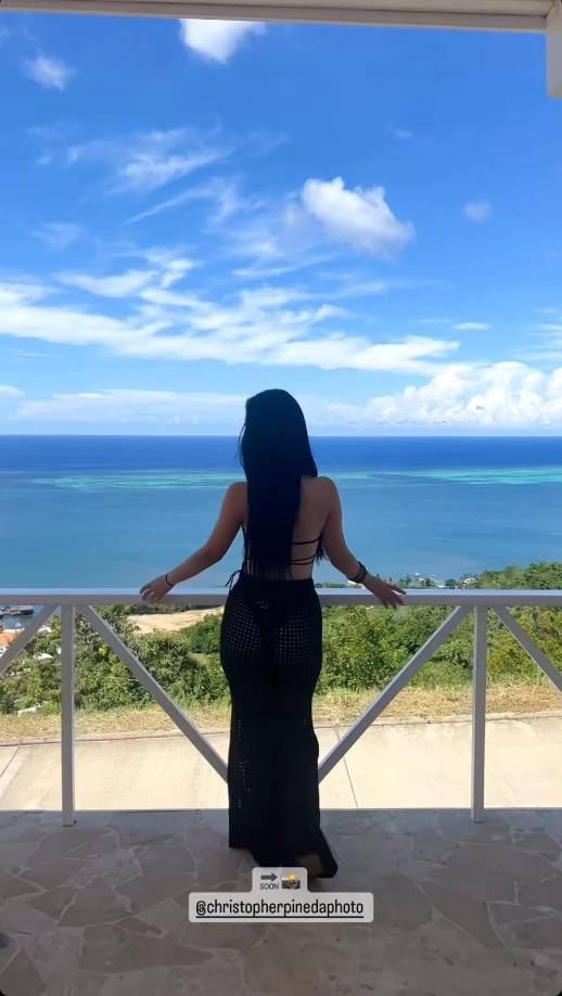 Gracias a su esbelta figura, elegancia y gran carisma, la modelo ha robado las miradas y suspiros de muchos, en este paradisíaco rincón hondureño.