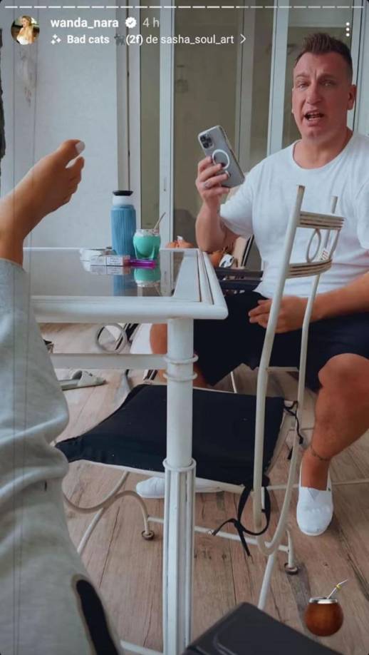 El asunto no sólo quedó en las fotos, sino que la reconocida agente también publicó un video en el que filmó al exdelantero argentino por un lado y a sus hijos en la íscina por el otro. “No me grabés, boluda”, fue lo que le dijo Maxi al darse cuenta.