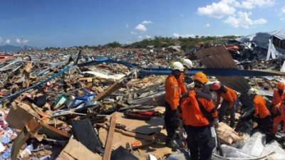 Miembros de los servicios de rescate prosiguen con la búsqueda de víctimas tras el terremoto de magnitud 7,5 y el posterior tsunami del viernes pasado que ha causado al menos 844 muertos, en Palu, capital de la provincia de Célebes Central (Indonesia). EFE