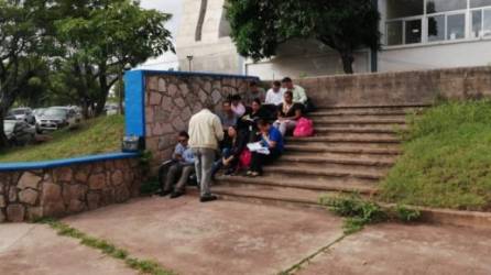 En varios espacios de la Unah se logró ver a docentes dando clases al aire libre.