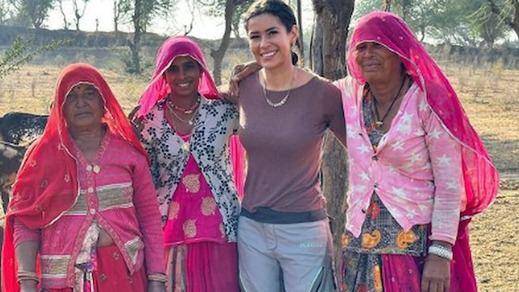 La mujer logró contactar con una patrulla de la policía alrededor de las 23H00 y fue trasladada a un hospital, informó el oficial de la policía Pitamber Singh Kherwar al diario The Times of <b>India</b>.