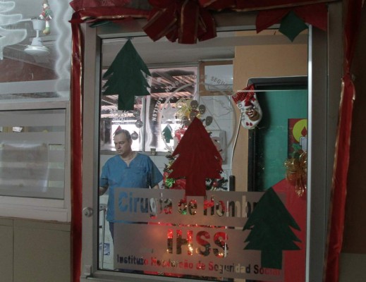 Medicinas y traje de palillona adornan árbol del IHSS