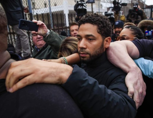 Jussie Smollett es acusado formalmente de 16 delitos por planificar autoataque racista