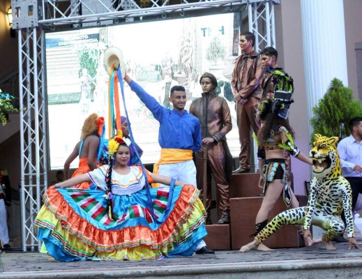 Rinden honor a la Bandera en inicio de fiestas patrias