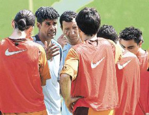 Rijkaard no se va del Barcelona