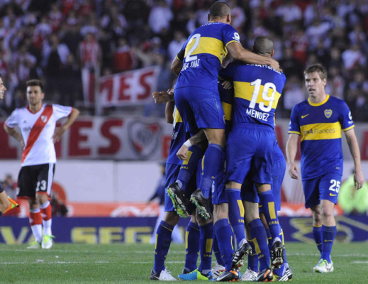 Boca Juniors se adueñó del Superclásico y da pelea por el título