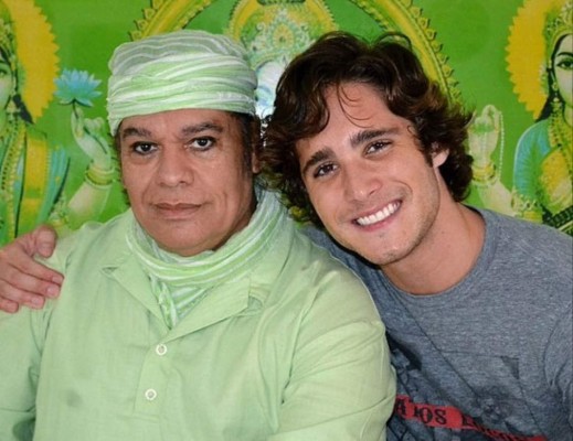 Juan Gabriel aparece con Diego Boneta