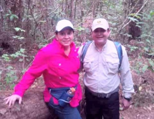 Presidente de Honduras disfruta sus vacaciones haciendo caminata en la cordillera de Celaque