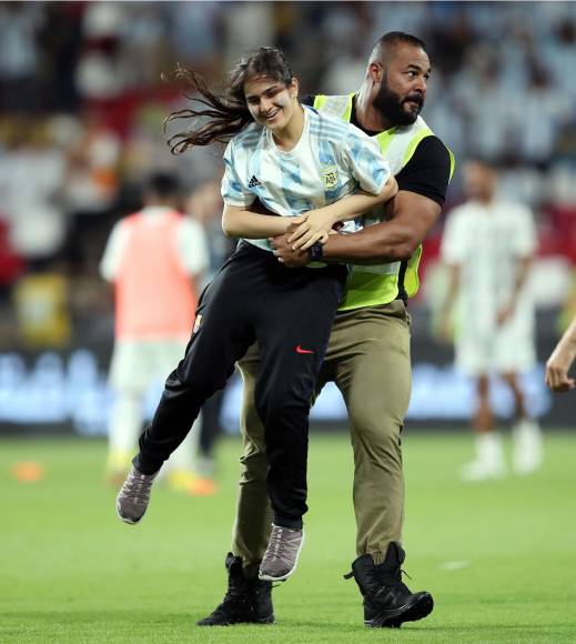 Los miembros de seguridad sacaron entre brazos a las mujeres que se metieron a la cancha a abrazar a Messi.